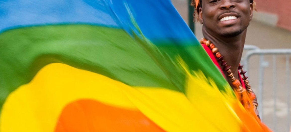 Un homme agite le drapeau arc-en-ciel, symbole international des droits des gays, lesbiennes, bisexuels et transgenres.