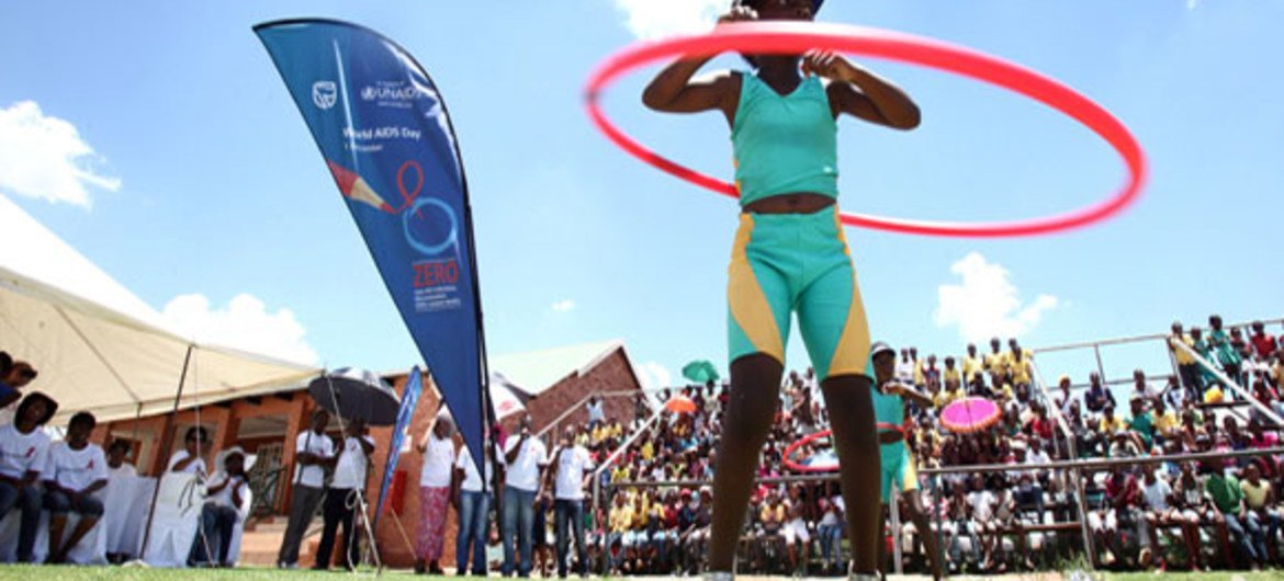 Un concours de hula hoop en Afrique du Sud pour soutenir la lutte contre le VIH/Sida. Ce pays a connu une baisse de 76% de nouvelles infections d'enfants par le virus depuis 2009.Photo ONUSIDA/P. Thekiso