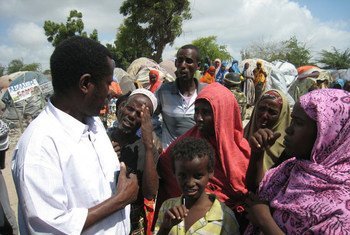 OCHA Humanitarian Affairs Officer Ahmed Farah Roble listens to IDPs at an IDP settlement in Mogadishu, Somalia