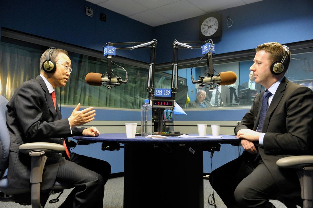 Восьмой Генеральный секретарь ООН Пан Ги Мун в студии «Радио ООН» в Нью-Йорке.