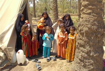 أسرة نازحة في مخيم في محافظة ديالى