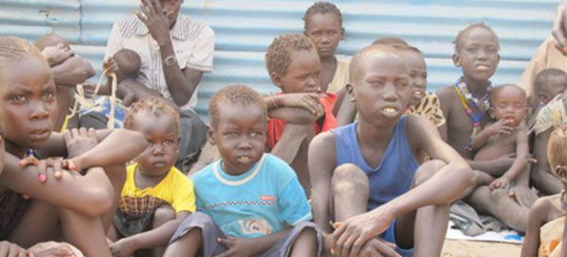 أطفال  يتامى يتلقون المساعدات الغذائية من برنامج الأغذية العالمي بعد وصول بعثة إنسانية في البلدة المنكوبة بيبور في ولاية جونقلي في جنوب السودان. المصدر: بعثة الأمم المتحدة في جنوب السودان