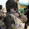 Une femme avec ses enfants faisant partie de déplacés internes au Soudan du Sud.