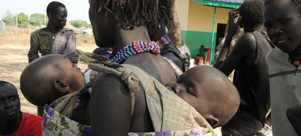 Une femme avec ses enfants faisant partie de déplacés internes au Soudan du Sud.