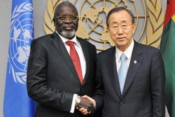 L'ancien Président de Guinée Bissau, Malam Bacai Sanha (à gauche), qui est décédé en janvier 2012, avec le Secrétaire général Ban Ki-moon en septembre 2010.