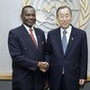 Le Secrétaire général Ban Ki-moon (à droite) avec le Ministre des affaires étrangères du Nigéria, Olugbenga Ashiru.