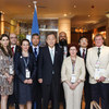 Le Secrétaire général Ban Ki-moon avec des représentants du G77 + Chine en décembre 2011 à Durban, en Afrique du Sud. Photo ONU/Mark Garten