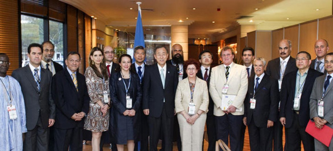 Secretary-General Ban Ki-moon with representatives of the G77 and China on the sidelines of the UN Climate Change Conference in Durban.