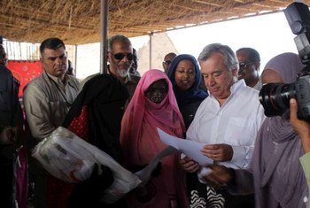 High Commissioner António Guterres with Eritrean and Ethiopian refugees in Shagarab I camp, eastern Sudan.