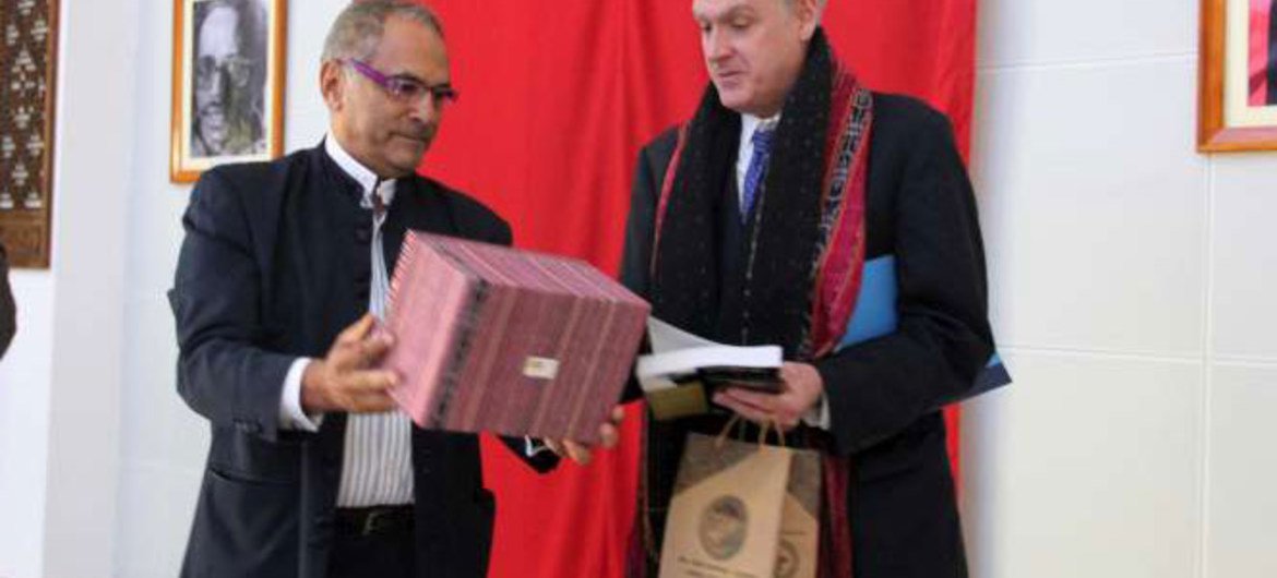 President José Ramos-Horta of Timor-Leste (left), presents gifts to UNHCR's James Lynch at a ceremony marking the closure of the refugee agency's office in Dili.