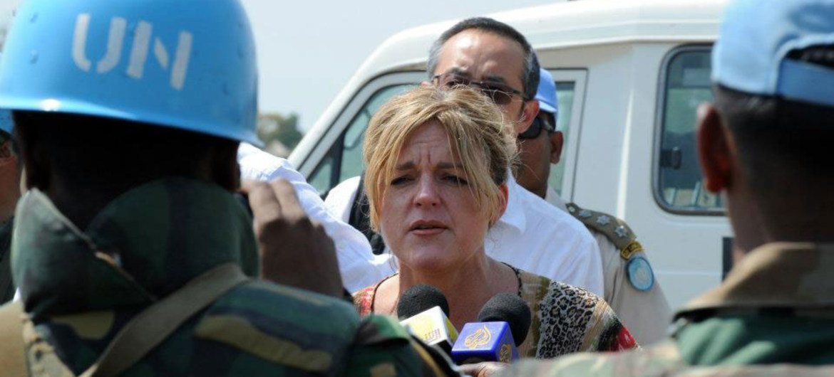 Special Representative Hilde Johnson (centre) on a visit to Pibor in Jonglei State, South Sudan.