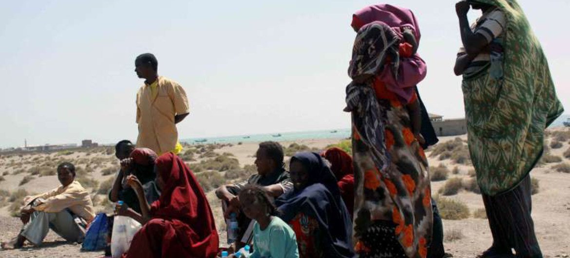 索马里难民在也门红海海岸线等待转移至亚丁。