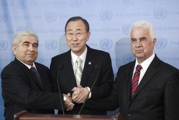 Secretary-General Ban Ki-moon (centre) joins hands with Greek  and Turkish Cypriot Leaders Demetris Christofias (left) and Dervis Eroglu.