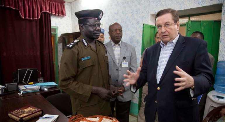 Дмитрий Титов во время визита в Дарфур