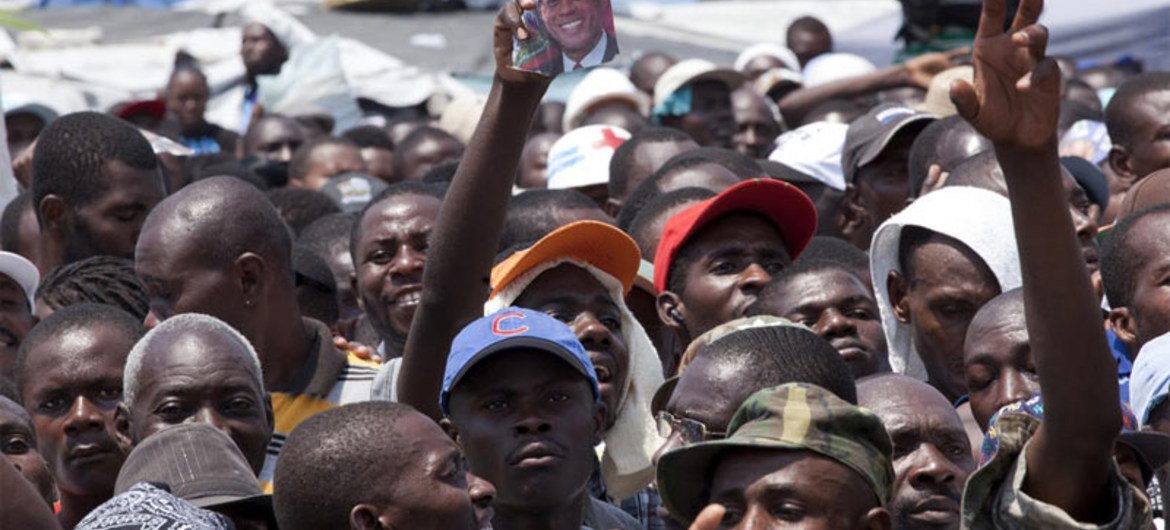 Des Haïtiens devant le palais présidentiel à Port-au-Prince après les élections en 2011. Photo ONU/Victoria Hazou