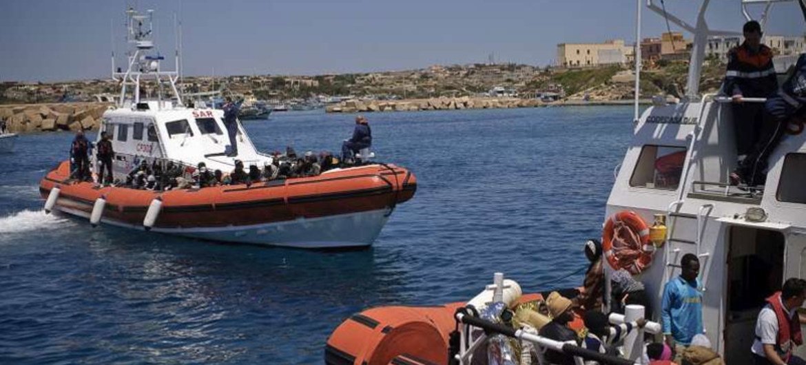 Un navire des garde-côtes italiens arrive à Lampedusa après avoir secouru des naufragés en Méditerranée.