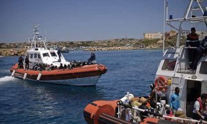 Un navire des garde-côtes italiens arrive à Lampedusa après avoir secouru des naufragés en Méditerranée.
