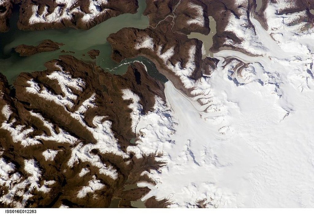 智利南巴塔哥尼亚冰原（Southern Patagonian Ice Field）上的 豪尔赫蒙特冰川（Jorge Montt Glacier）。