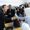Le Secrétaire général Ban Ki-moon (à gauche) salue une élève lors de sa visite d'une école à Khan Younis, à Gaza, Photo ONU/Shareef Sarhan