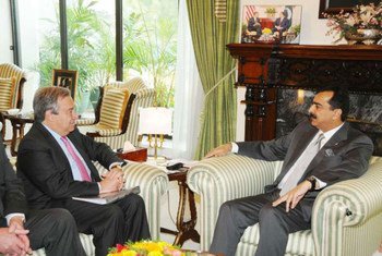 High Commissioner for Refugees António Guterres (left) meets Prime Minister Yousuf Raza Gilani of Pakistan.