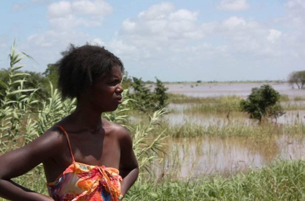 Une femme dans la province de Maputo, au Mozambique, regarde des terres inondées. Photo PAM/N. Scott