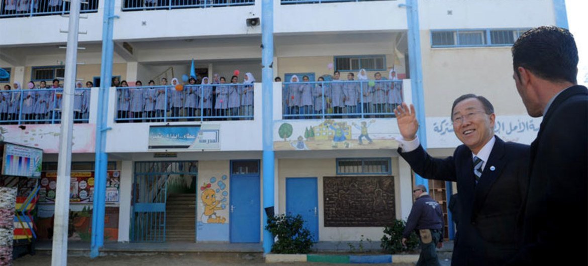 Le Secrétaire général Ban Ki-moon en visite dans une école pour fille à Khan Younis dans le sud de Gaza. Photo ONU/S. Sarhan