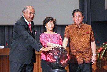 ESCAP Executive Secretary Noeleen Heyzer (C) opens conference with the President of Fiji Ratu Epeli Nailatikau (L) and Deputy Prime Minister of Thailand Kittiratt Na-Ranong.