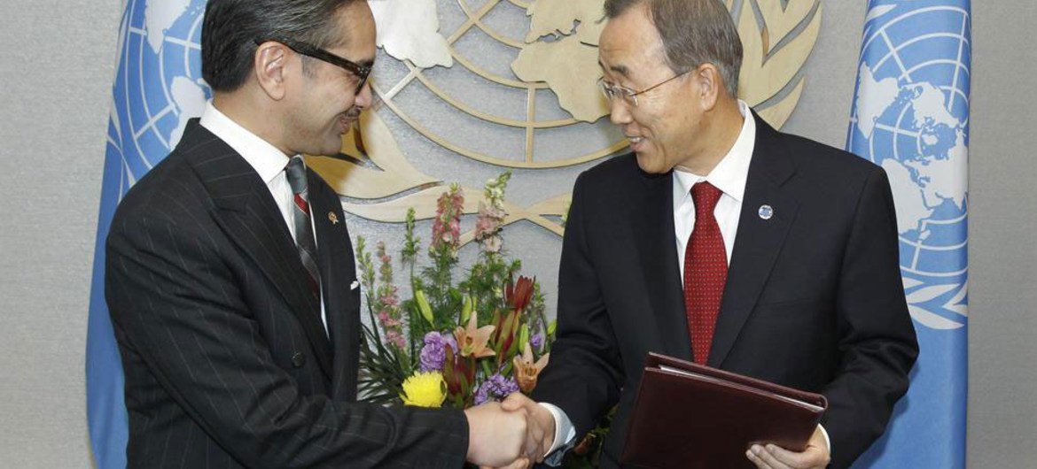 Secretary-General Ban Ki-moon (right) with Foreign Minister Marty Natalegawa of Indonesia.