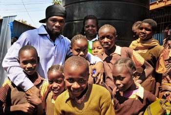 Le rappeur Curtis '50 Cent' Jackson avec des écoliers dans un bidonville de Nairobi, au Kenya. Photo PAM/Rose Ogola