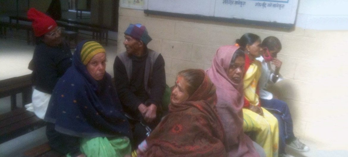Pacientes com hanseníase aguardam para ser observados em um hospital local em Kathmandu, Nepal