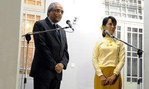 Le Conseiller spécial du Secrétaire général Vijay Nambiar avec Daw Aung San Suu Kyi au Myanmar.
