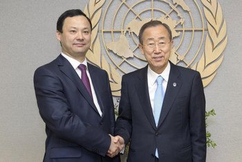 Secretary-General Ban Ki-moon (right) and Foreign Minister Ruslan Kazakbaev of Kyrgyzstan.