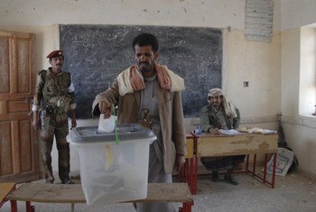 Un homme vote lors de l'élection présidentielle au Yémen. Photo PNUD