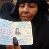 Une femme montre son pouce noirci après avoir voté à Taëz au Yémen. Photo PNUD