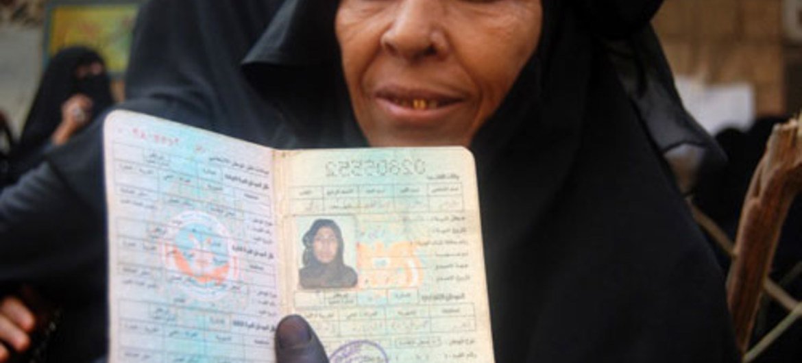 Une femme montre son pouce noirci après avoir voté à Taëz au Yémen. Photo PNUD