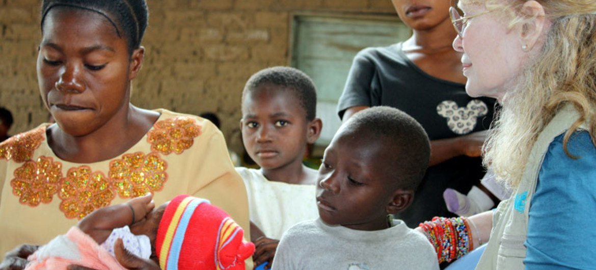 UNICEF Goodwill Ambassador Mia Farrow attends a routine immunization session at a healthcare centre in the DRC, 19 Feb. 2012.