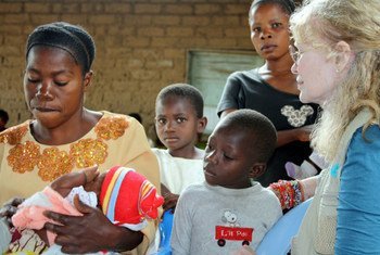 UNICEF Goodwill Ambassador Mia Farrow attends a routine immunization session at a healthcare centre in the DRC, 19 Feb. 2012.