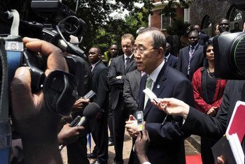 Secretary-General Ban Ki-moon (centre) holds press conference in Zambia.