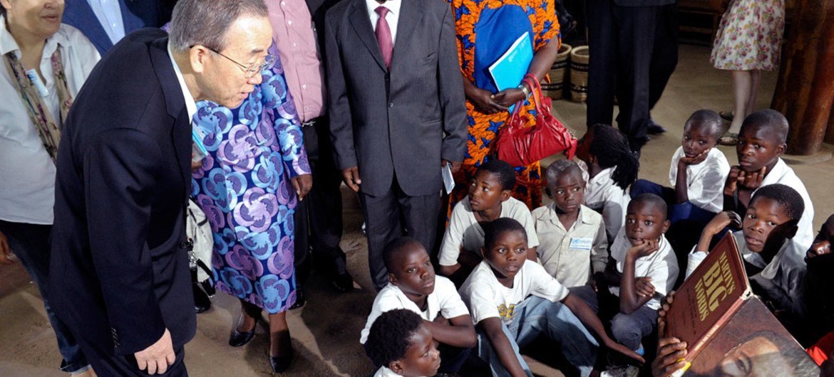 Secretary-General Ban Ki-moon pays a visit to the Fountain of Hope drop-in centre for vulnerable children in Kamwala, Zambia (February 2012).