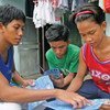 Un jeune homme explique la prévention contre le VIH/sida et d'autres maladies sexuellement transmissibles à Pasay City, aux Philippines. Photo UNICEF