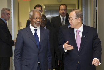 Le Secrétaire général des Nations Unies Ban Ki-moon avec l'Envoyé spécial conjoint des Nations Unies et de la Ligue des Etats arabes Kofi Annan. Photo ONU/Mark Garten