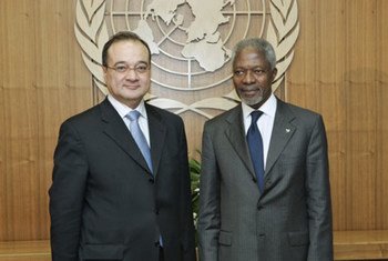 Kofi Annan (right) with Nasser Al Kidwa on 30 November 2005.