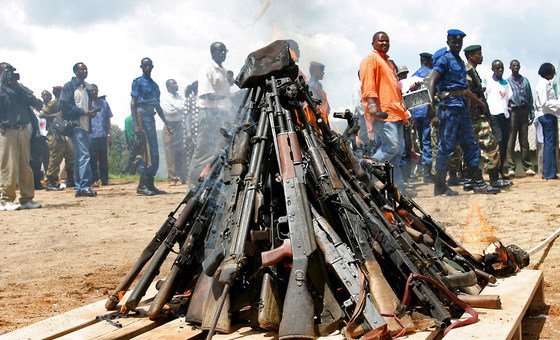 Armas sendo destruídas no Burundi.