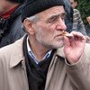 رجل يدخن سيجارة في إسطنبول بتركيا.