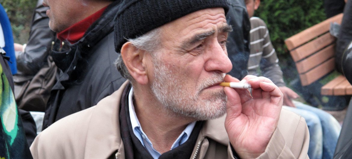 رجل يدخن سيجارة في إسطنبول بتركيا.