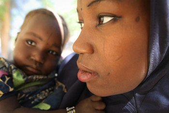 Une jeune mère et son enfant souffrant de malnutrition dans un centre de dépistage à Gamdji