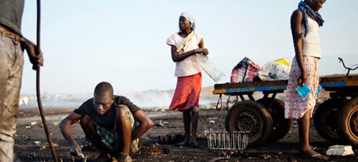 Trabajadores de un centro de reciclaje informal de desechos electrónicos en Ghana.