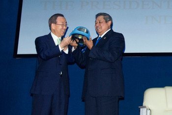 Ban Ki-moon presents Indonesian President Susilo Bambang Yudhoyono with a symbolic gift of a UN blue helmet at the Indonesia Peace and Security Centre. UN/E. Debebe