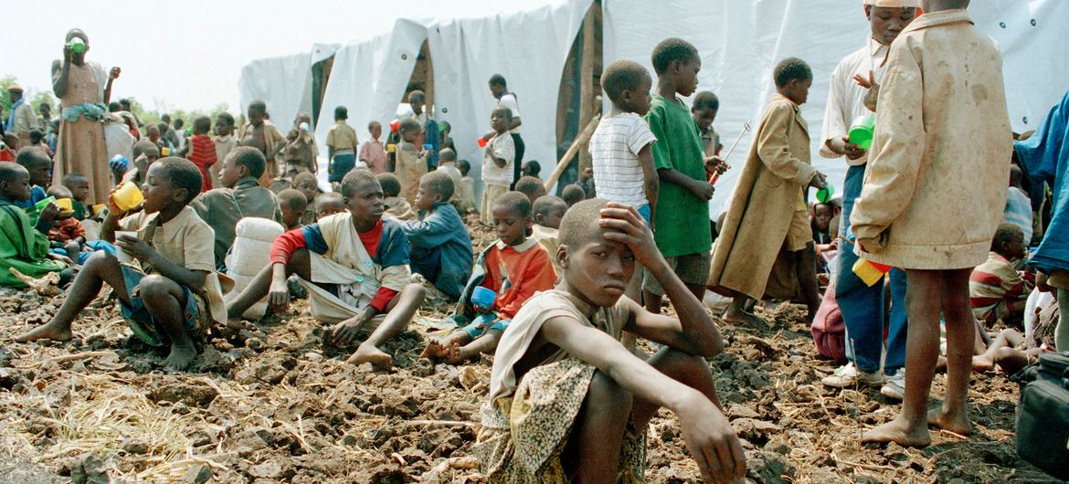 La discriminación por cuestiones de raza o etnia ha sido usada con frecuencia para incitar al odio, dando lugar en numerosos casos a conflictos y guerras, como el genocidio de Rwanda en 1994. Foto: ONU/J. Isaac