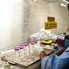 Un laboratorista trabaja con medicamentos contra la tuberculosis. Foto de archivo: Fondo Mundial contra la Tuberculosis/Thierry Falise